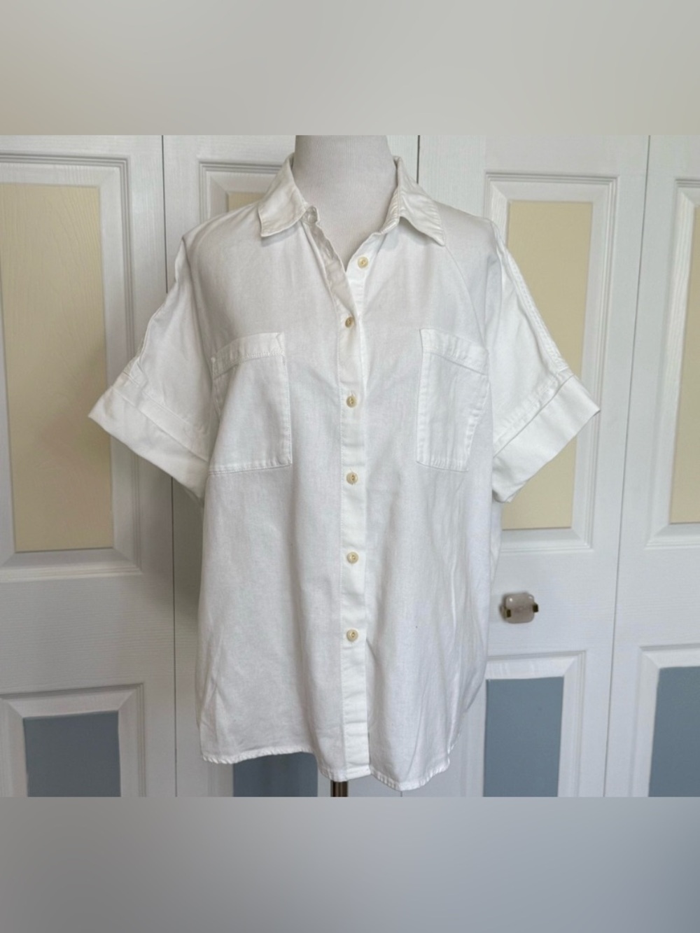 H&M White Short-Sleeve Button-Down Shirt